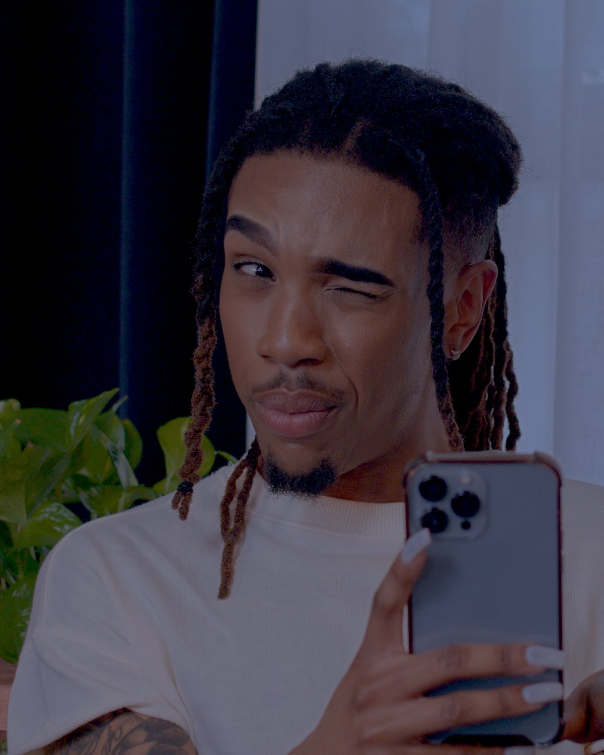 King sizing up the room through his phone